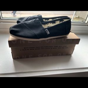 Toms Women’s size 8 Never worn